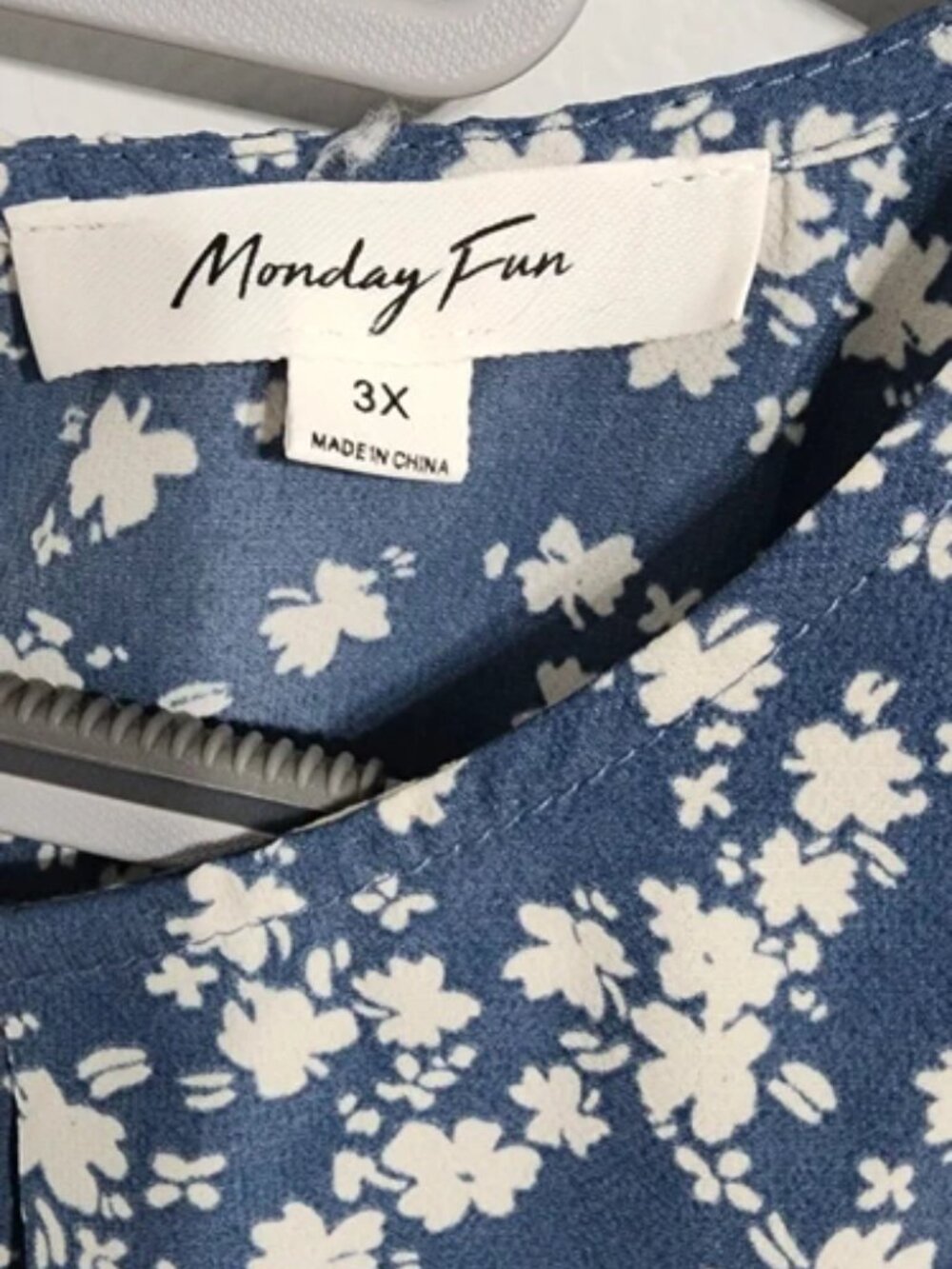 Monday Fun 3X Sleeveless Blue Floral Top - Picture 5 of 13